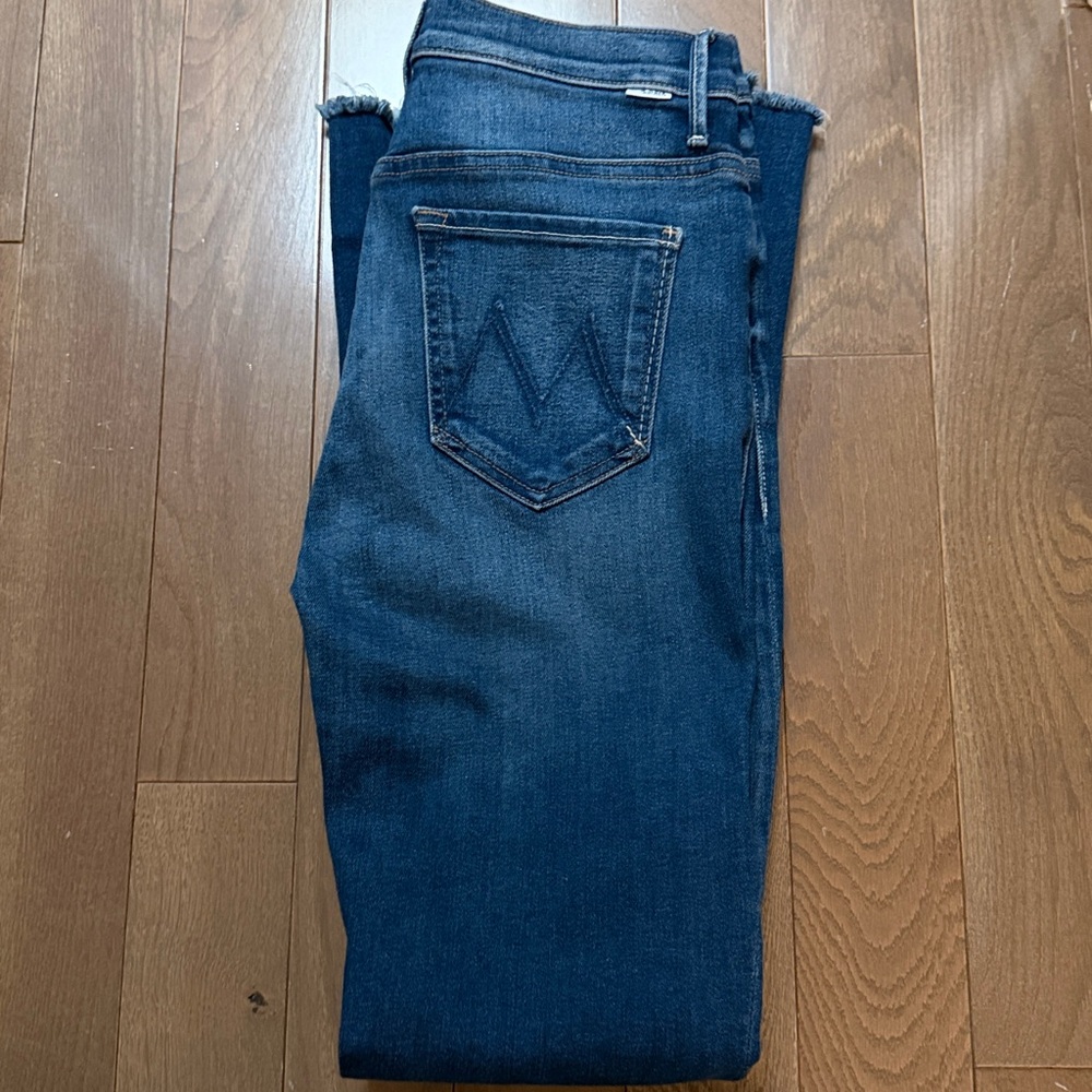 MOTHER the weekender fray sweet and sassy jeans 28